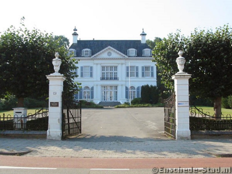 Oldenzaalsestraat 125 Witte huis Villa.jpg
