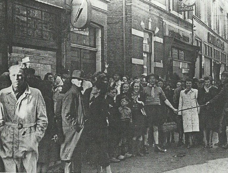 Haaksbergerstraat Adolfs en Pennink het eerste legale nummer van het tot dan ondergronds gedrukte Parool. bevrijding april 1945.jpg