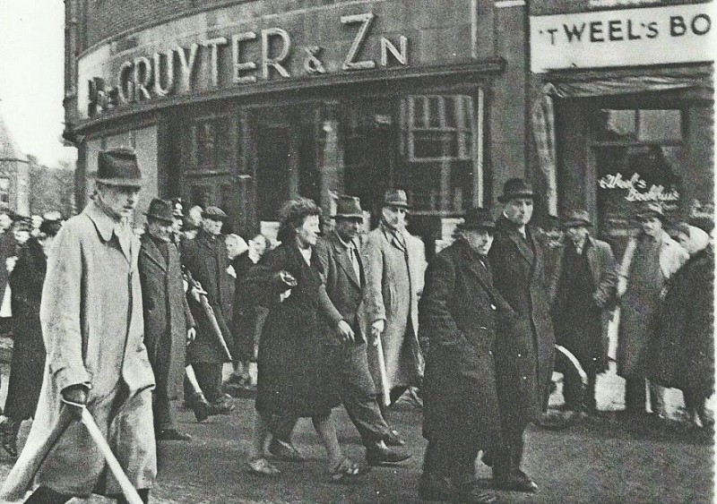 Haaksbergerstraat richting textielfabriek Scholten.NSB'ers worden opgebracht 1-4-1945 .jpg