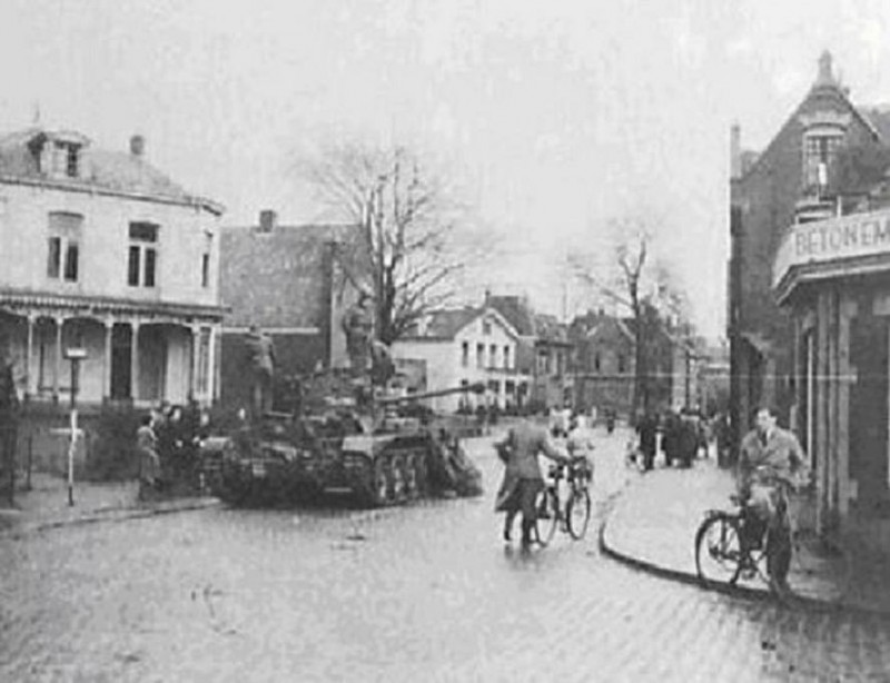 Molenstraat 1-4-1945 bevrijding links van de tank Hotel Cafe Restaurant Twente.jpg