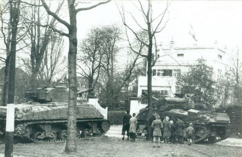 Laaressingel, ter hoogte van het Suikerpaleis Tanks op doortocht richting Oldenzaal 1-4-1945..jpg