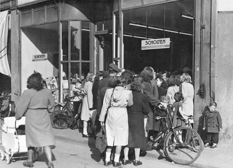 Haverstraat 6 kruidenierswinkel gecombineerd met een winkel in dierenbenodigdheden. 1948.jpg