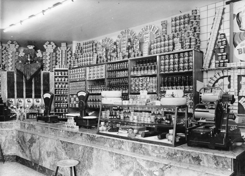 Haverstraat 6 kruidenierswinkel gecombineerd met een winkel in dierenbenodigdheden. 1948 (2).jpg