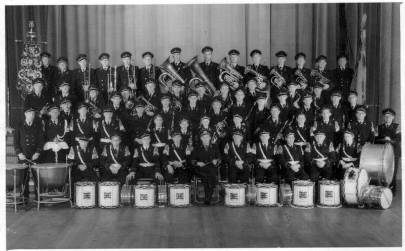 Harmonieorkest Kunst aan 't Volk met wapen van Enschede op de trommels.jpg