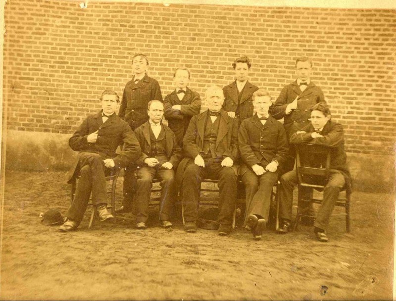 Kuipersdijk Weggelhorstschool 1880 Foto van het onderwijzend personeel van de Weggelhorstschool.jpg