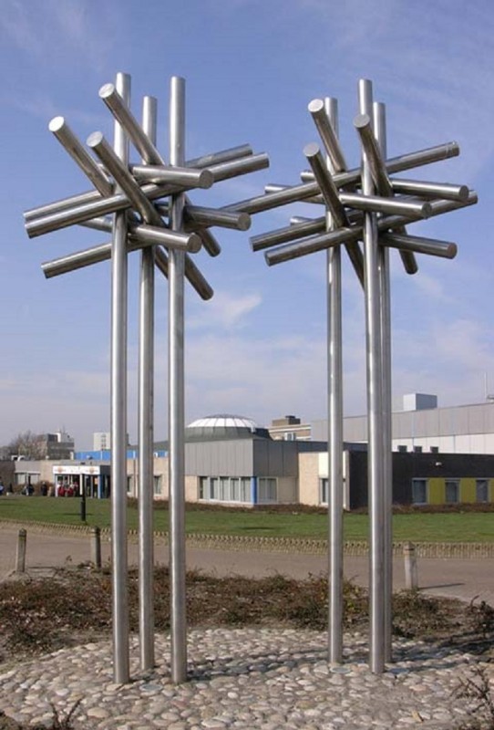 J.J. van Deinselaan bij zwembad Aquadrome kunstwerk bomen van kunstenaar Rinus Roelofs.jpg