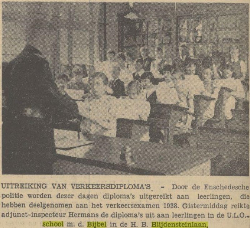 H.B. Blijdensteinlaan U.L.O. school met de Bijbel krantenfoto Tubantia 14-6-1938.jpg