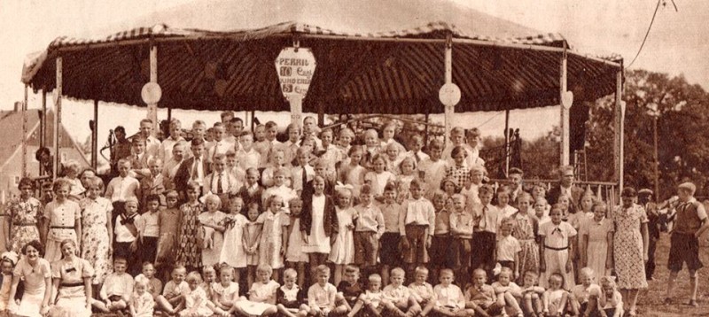 Usselo school en volksfeest 1935 draaimolen.jpg