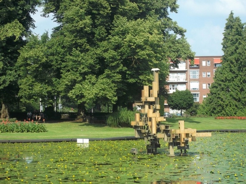 Volkspark vijver monument André Volten (stond vroeger aan de Fazantstraat) (2).JPG
