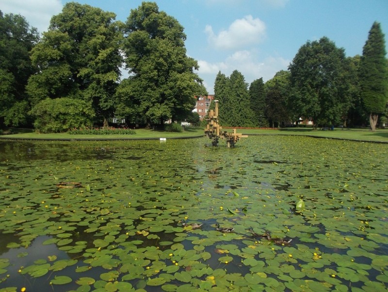 Volkspark vijver monument André Volten (stond vroeger aan de Fazantstraat).JPG