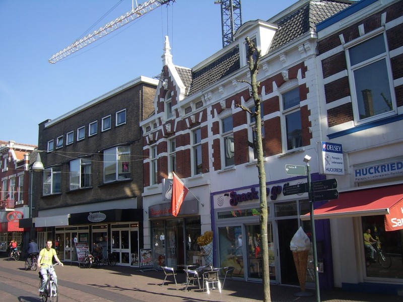 korte hengelosestraat Snack to Go en rechts Huckriede tassen  27-6-2011.JPG