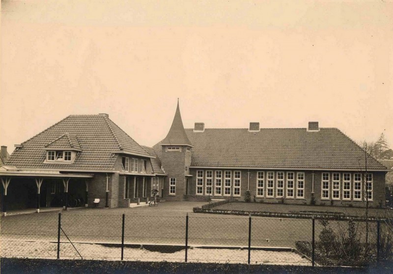 Spinnerstraat 1931 School voor V.L.O. Voorbereidend Lager Onderwijs, (Kleuterschool).Doornroosje.jpg