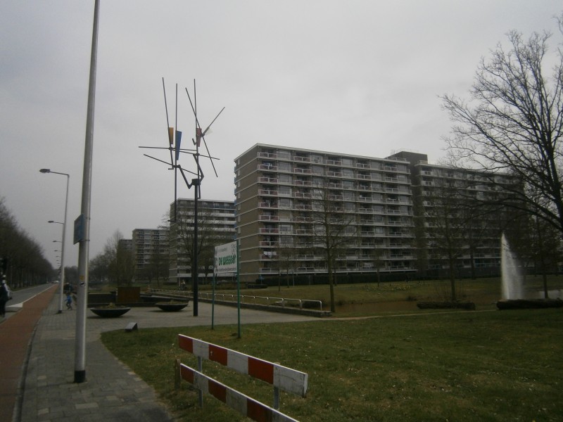 Broekheurnering, thv de Wesselerbrinklaan. Bewegend windobject met gekleurde vlakken. (2).JPG