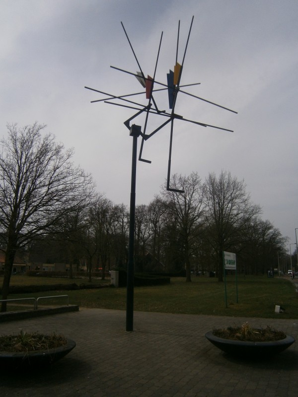 Broekheurnering, thv de Wesselerbrinklaan. Bewegend windobject met gekleurde vlakken..JPG
