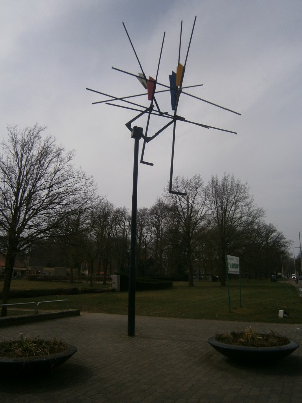 Broekheurnering, thv de Wesselerbrinklaan. Bewegend windobject met gekleurde vlakken..JPG