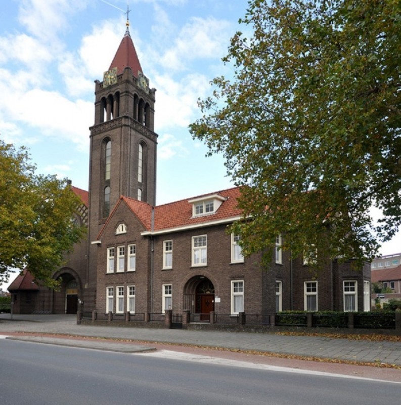 Deurningerstraat 212 Pastorie Mariakerk. gemeentelijk monument..jpg