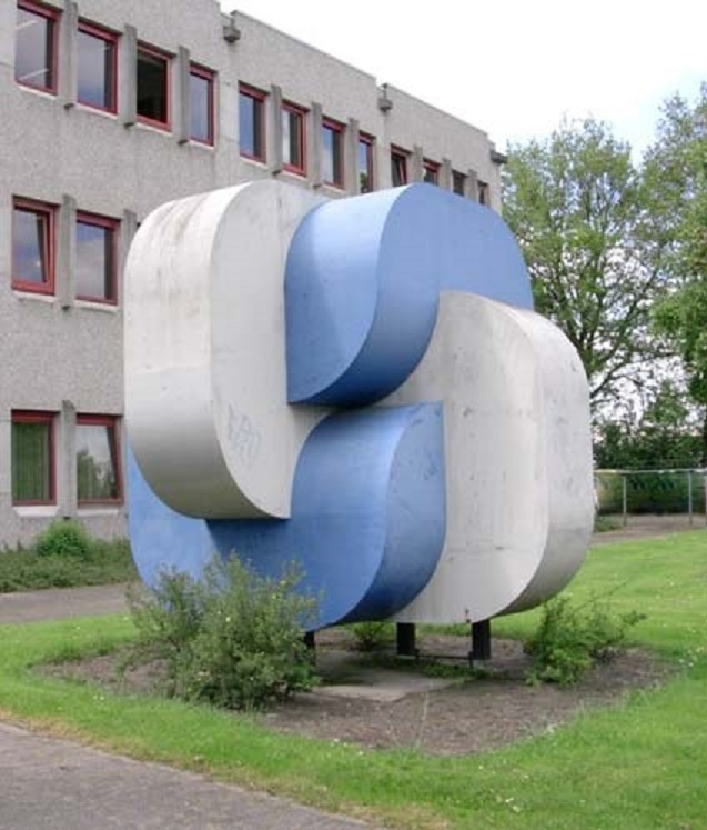 Buurserstraat, ter hoogte van de Broekheurnering. Beeld van in elkaar grijpende vormen in de kleuren blauw en wit.(5).jpg