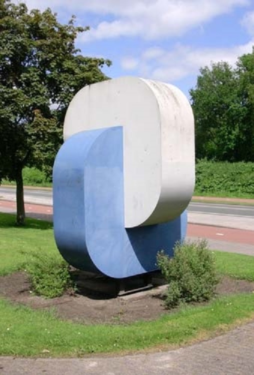 Buurserstraat, ter hoogte van de Broekheurnering. Beeld van in elkaar grijpende vormen in de kleuren blauw en wit (2)..jpg