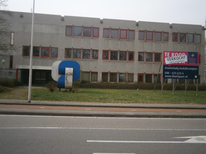 Buurserstraat, ter hoogte van de Broekheurnering. Beeld van in elkaar grijpende vormen in de kleuren blauw en wit..JPG