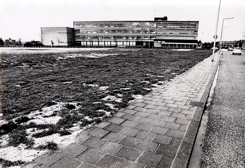 Kuipersdijk 1976 In noordelijke richting met RK-technische St.Bernulphusschool.jpg