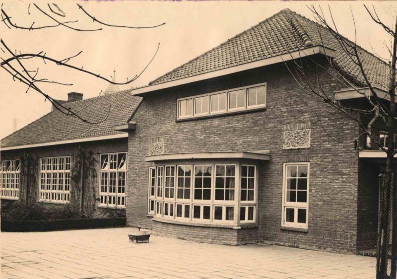 Celebesstraat. School voor VLO Fröbelschool. 1930.jpg