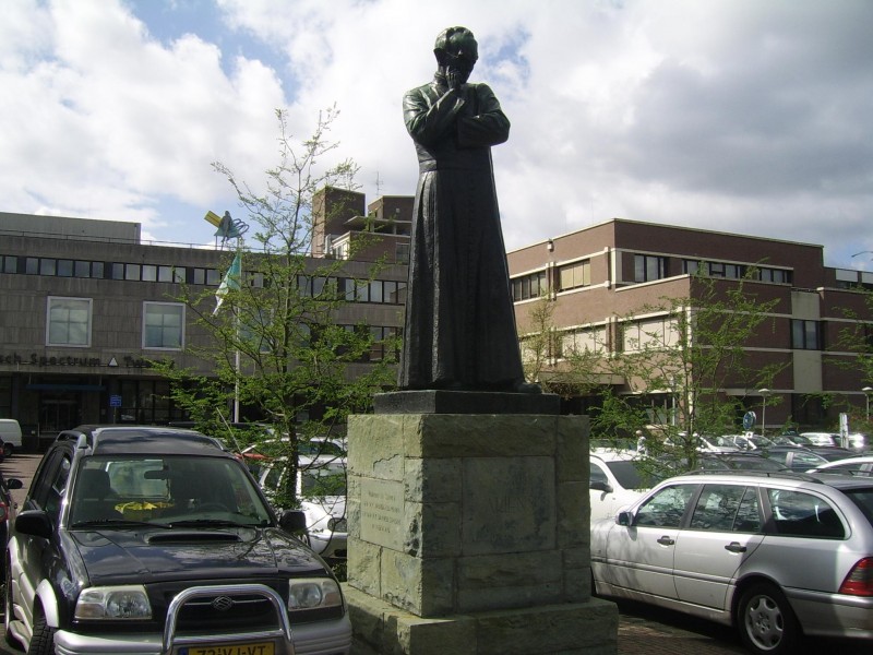 Ariensplein monument.jpg