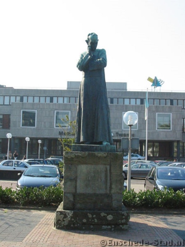 Ariënsplein - MST Stadsmaten standbeeld Ariens.jpg