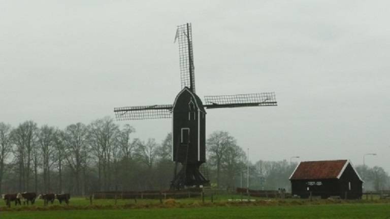 Helmerstraat bij 410 Molenschuurtje bij Wissinksmolen gemeentelijk monument.jpg