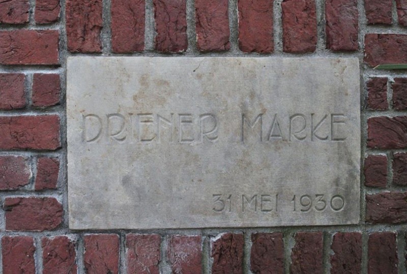 Drienermarkeweg 25 gevelsteen Landhuis Driener Marke rijksmonument.jpg