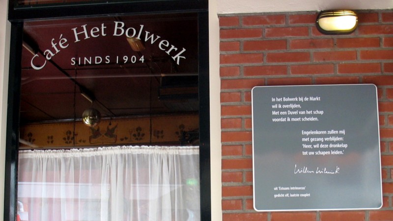 Stadsgravenstraat 21 cafe Het Bolwerk gevel gedicht Willem Wilmink.jpg