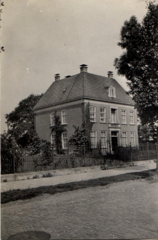 Thorbeckelaan 20 Pastorie en woonhuis Dominee Nanne Zwiep nu rijksmonument..jpg