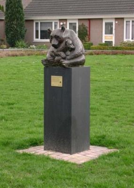 Faberstraat, ter hoogte van de Margrietstraat beeld Panda met jong van kunstenaar Karel Gomes.jpg