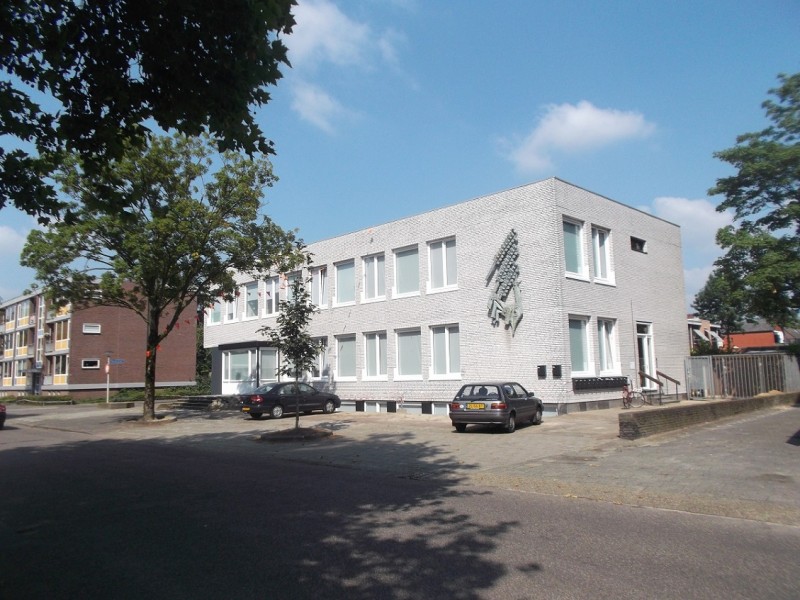 Fazantstraat 116 vroeger Boerenleenbank met kunstwerk aan gevel.JPG