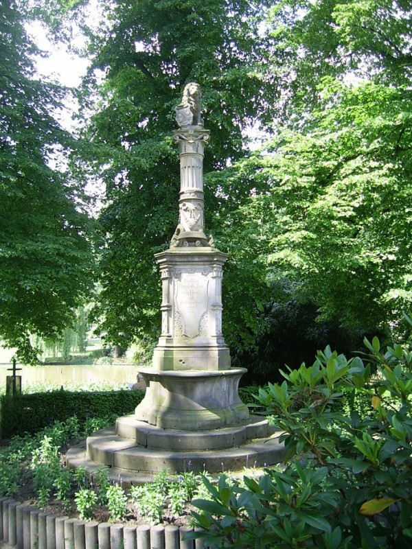 Volkspark monument.JPG