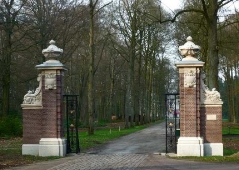 Hoge Boekelerweg 255 toegangspoort Hoge Boekel vm villa van Heek.jpg