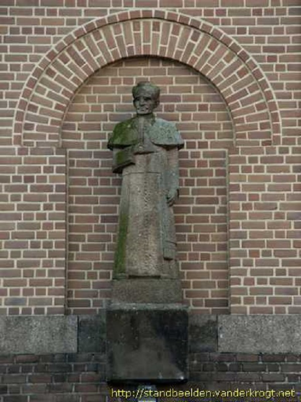 Hogelandsingel 39 beeld Alphons Ariëns in gevel Kerk H.Hart van Jezes.jpg