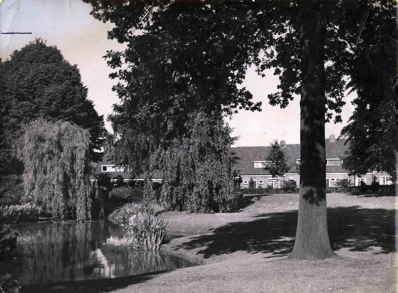 Florapark 1943 Park met vijver op het Ribbelt, arbeiderswoningen op achtergrond.jpg