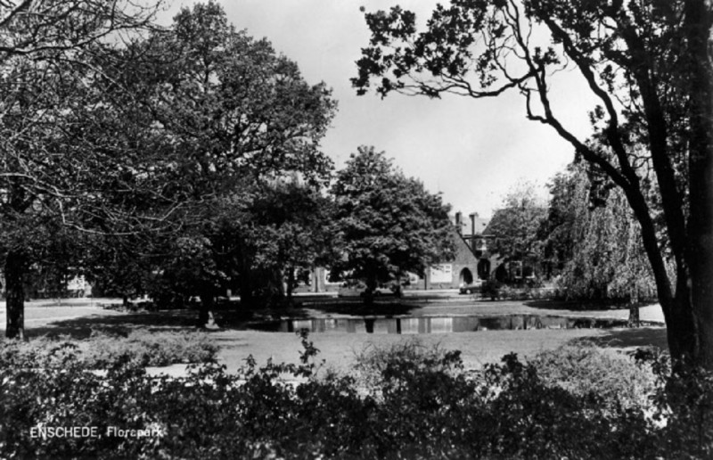 Floraparkstraat Florapark met bomen en vijver en op de achtergrond woningen.jpg