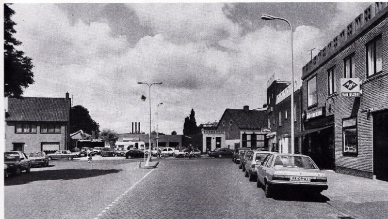 Spelbergsweg Met zicht op de Kuipersdijk en verkooplokaal Peddie. Rechts foto van Ulzen 1986.jpg