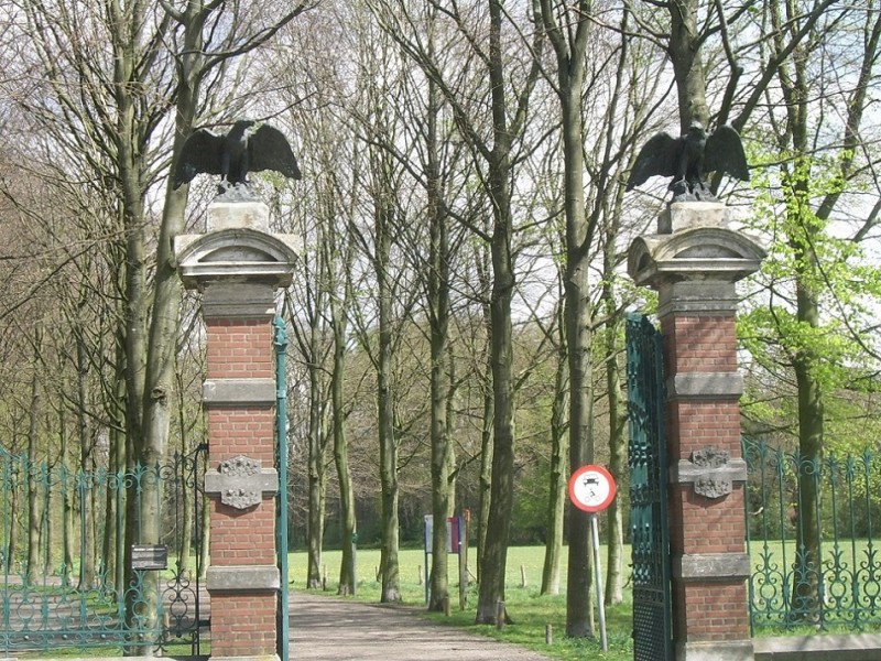 Hengelosestraat poort met adelaars Ledeboerpark.JPG