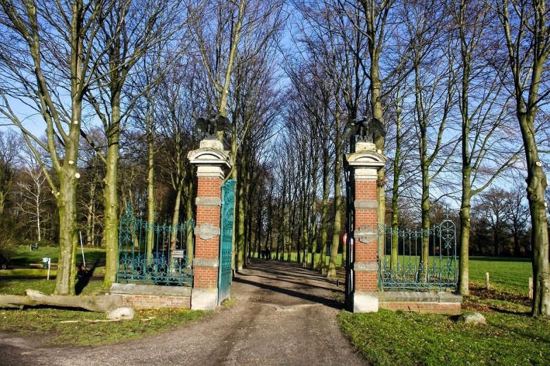 Hengelosestraat Ledeboerpark poort met 2 adelaars.jpg