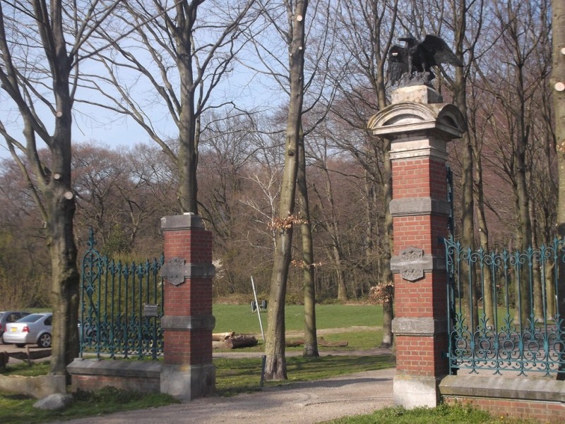 Hengelosestraat poort met 1 adelaar Ledeboerpark .JPG