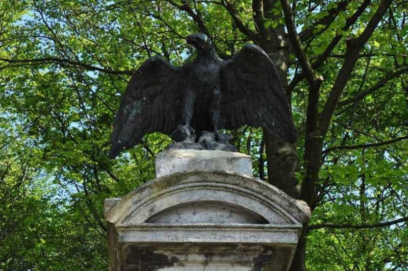 Hengelosestraat Abraham Ledeboerpark poort met adelaar.jpg