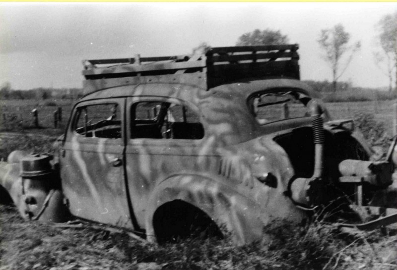 Aamsveenweg mei 1945 Door Duitsers achtergelaten Peugeot autowrak op houtgas.jpg