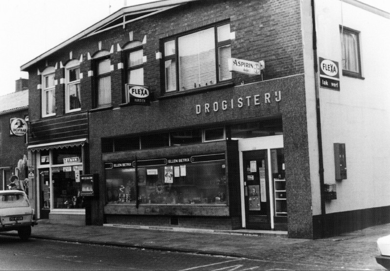 Kerkstraat 1978 Drogisterij Ellen Betrix met ernaast de winkel in rookwaren. tabak, sigaren Glanerbrug.jpg