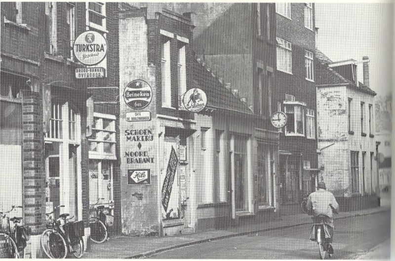 Kalanderstraat Turkstra Beschuit Bakker Overgoor, Café De Boulevardhoek, Schoenmakerij Noord-Brabant, Remmelt Pit, klok staat 5 min.vroeger dan de andere foto  .jpg