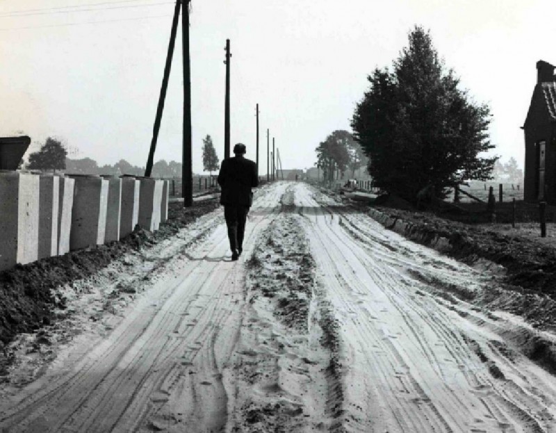 Landweerweg Zandweg in de buurtschap Lonneker 1964.jpg
