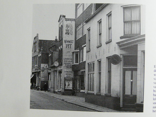 Kalanderstraat, Remmelt Pit Zuidelijke richting tussen Zuiderhagen en Willemstraat, pand in het midden is Kalanderstraat 24, juweliers- bedrijf van Remmelt Pit  1944   .JPG