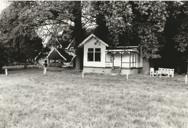 Hofmeijerweg Boerderij Het Leutink met zomerhuis (theekoepel) in landelijke omgeving van Driene 1977.jpg
