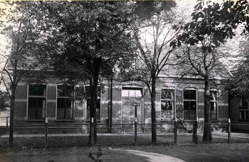 Dorpsstraat 1930 O.L. school F op nr. 78 Lonnekerschool.jpg